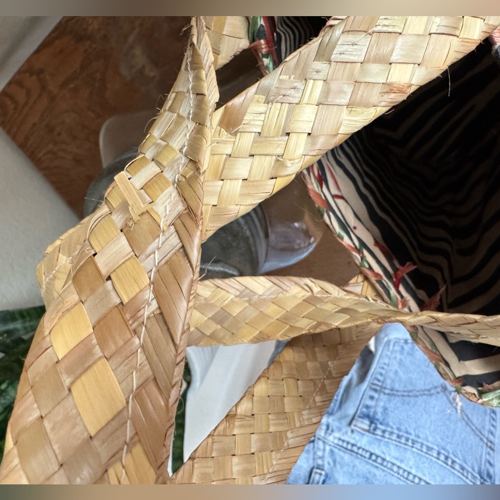 Hand‑woven Straw Floral Tote with “Bahamas” Stitching — Beach Chic 13″ Straw Bag - Picture 13 of 14